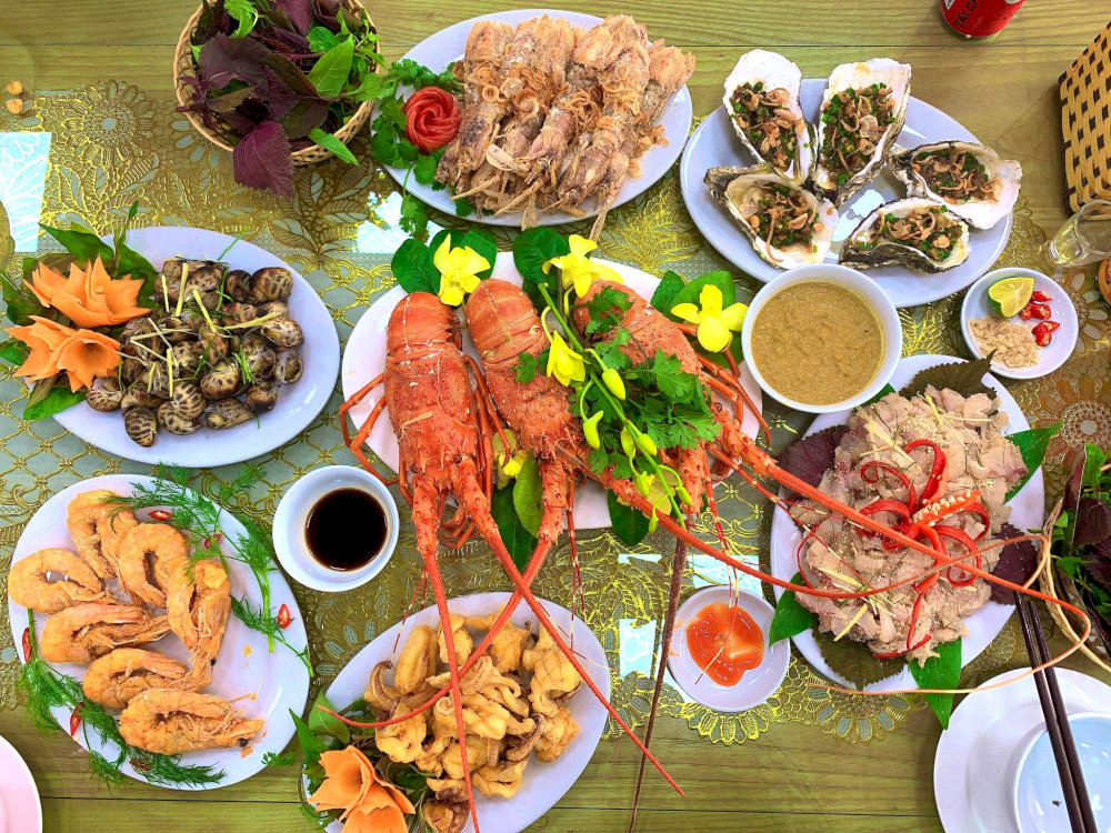 Thưởng thức hải sản khi tới biển Hải Tiến